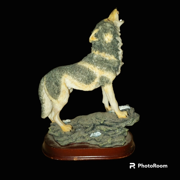 Vintage Textured Resin Gray Howling Timber Wolf Statue - Picture 3 of 10